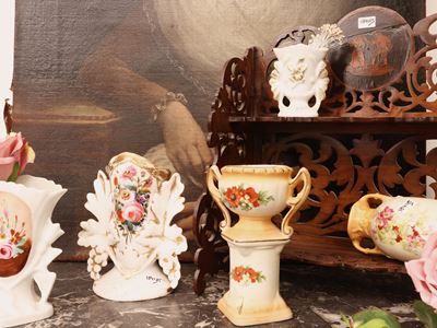 Curiosità d’epoca, etagère da tavolo in stile sorrentino con piccoli vasi in porcellana, XIX/XX s...