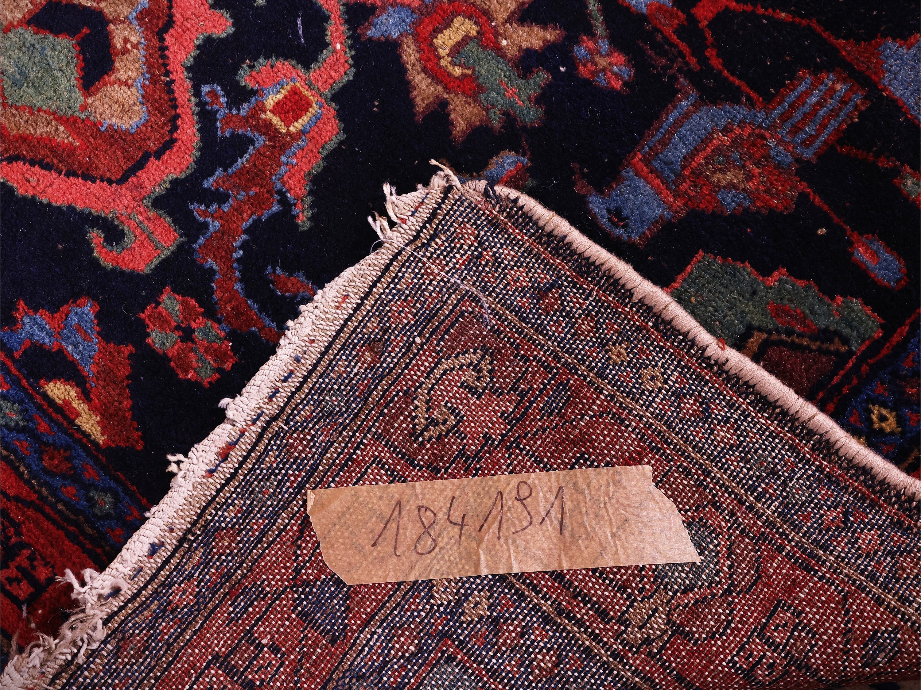 Tappeto caucasico di vecchia manifattura, campo blu con motivi floreali stilizzati, 190x130 cm