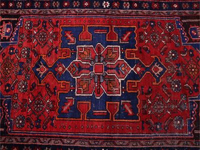 Tappeto caucasico di vecchia manifattura, fondo rosso con grande medaglione centrale