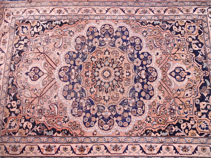 Tappeto persiano, campo rosa con grande medaglione centrale blu
