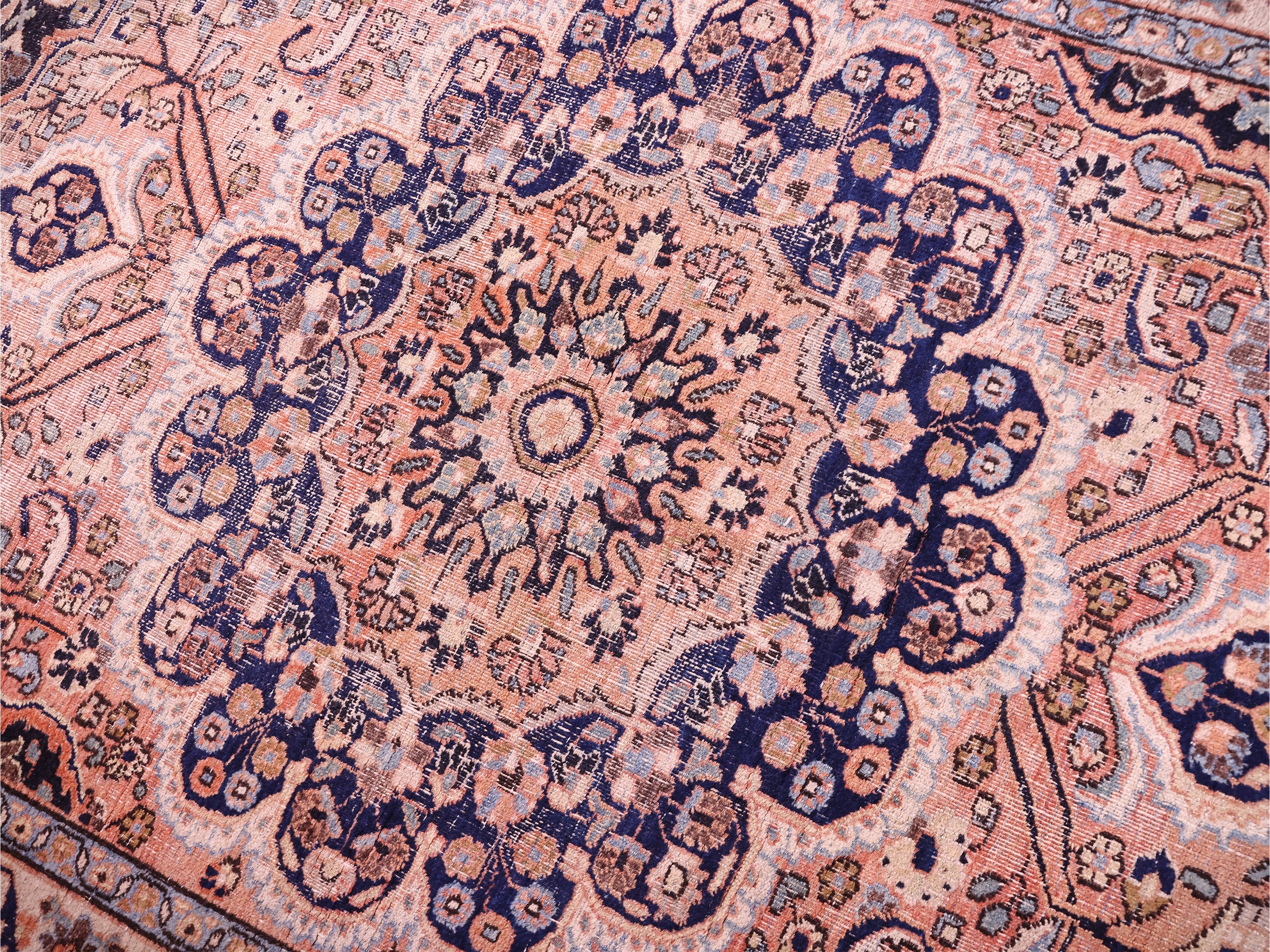 Tappeto persiano, campo rosa con grande medaglione centrale blu