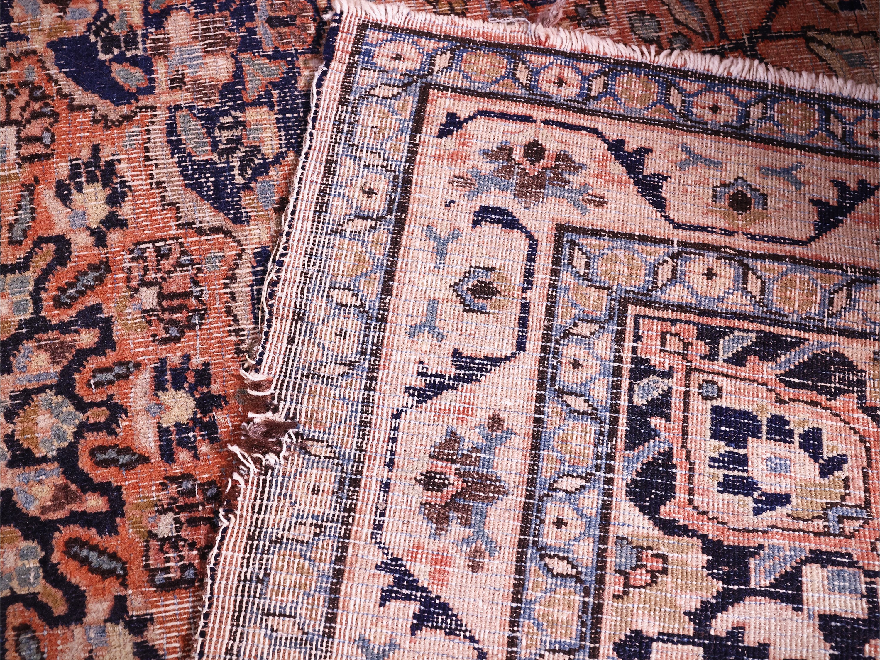 Tappeto persiano, campo rosa con grande medaglione centrale blu