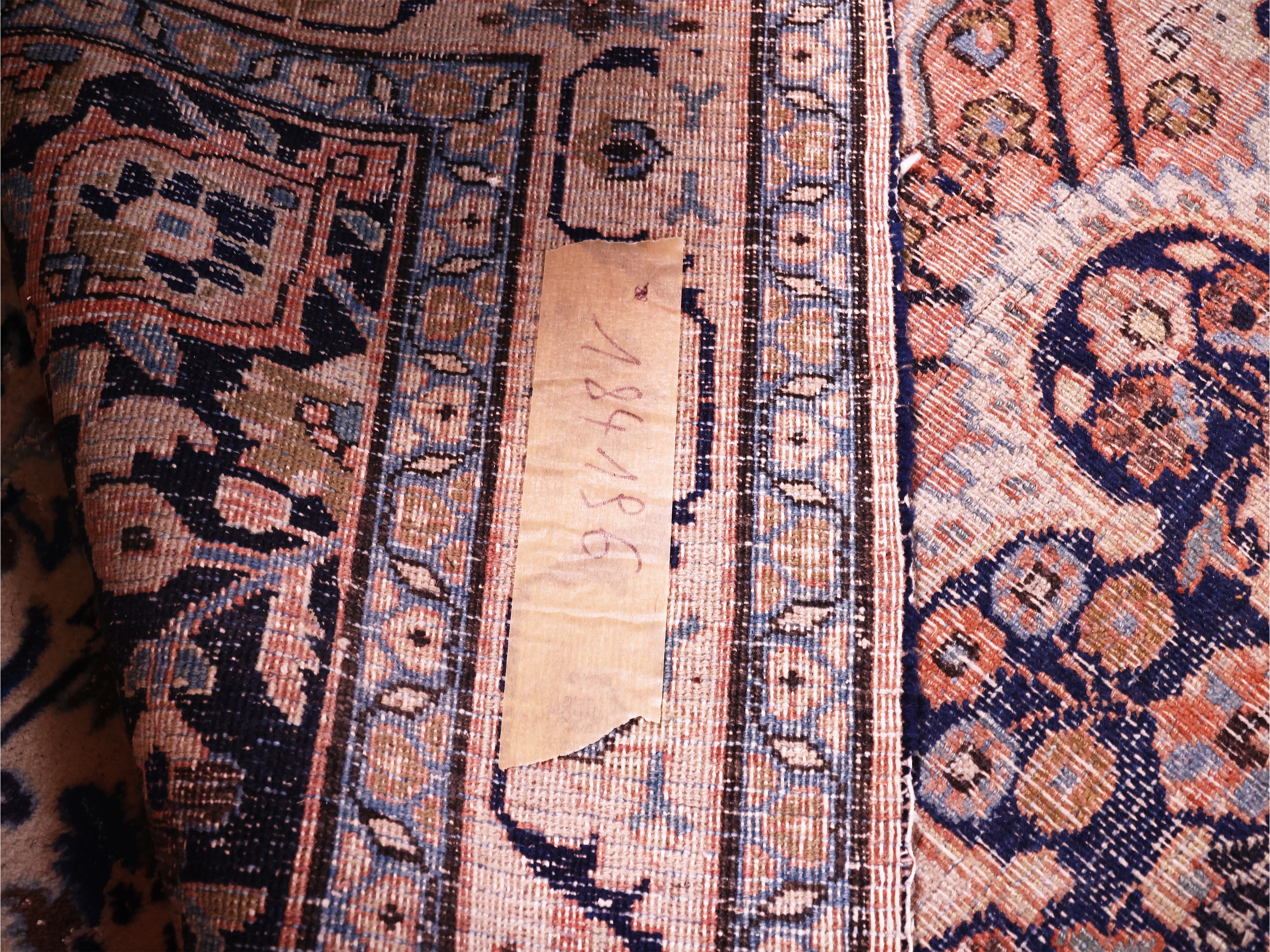 Tappeto persiano, campo rosa con grande medaglione centrale blu