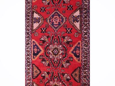 Tappeto galleria caucasico, campo rosso con motivi geometrici multicolore