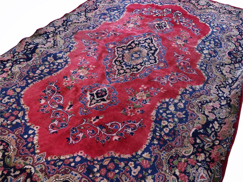 Grande tappeto persiano, campo blu con medaglione centrale su fondo rosso