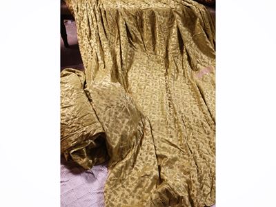 Serie di quattro tende in tessuto damascato color oro, h 220 cm x 200 cm