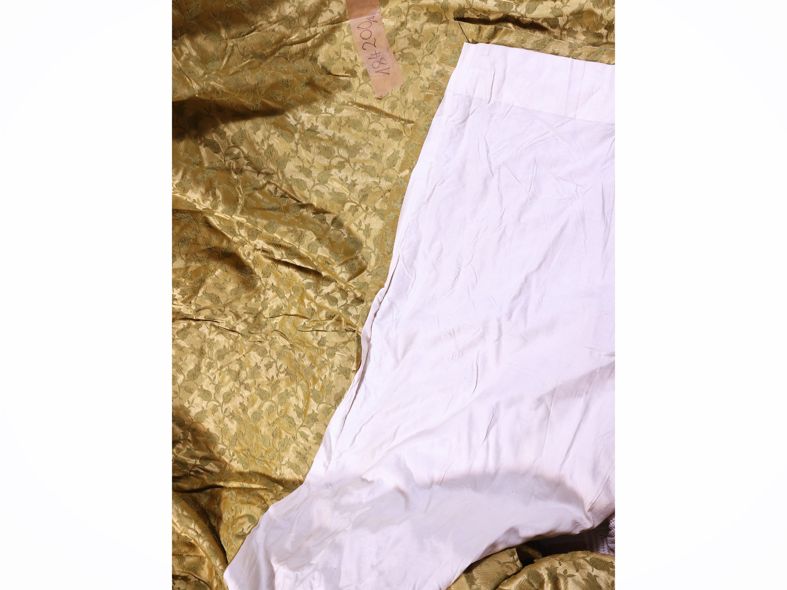 Serie di quattro tende in tessuto damascato color oro, cm 220×200