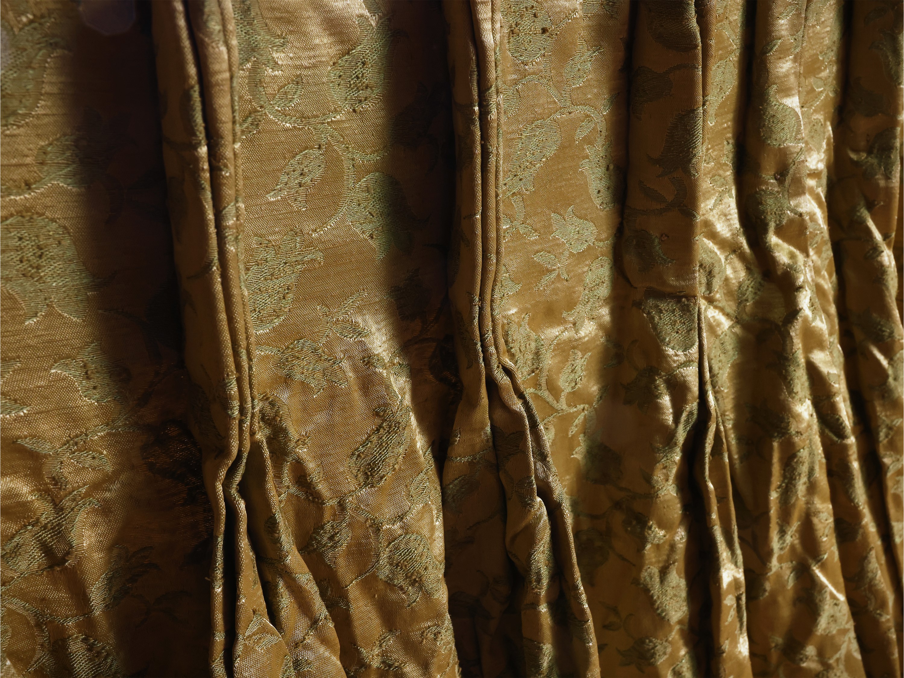 Serie di quattro tende in tessuto damascato color oro, cm 220×200