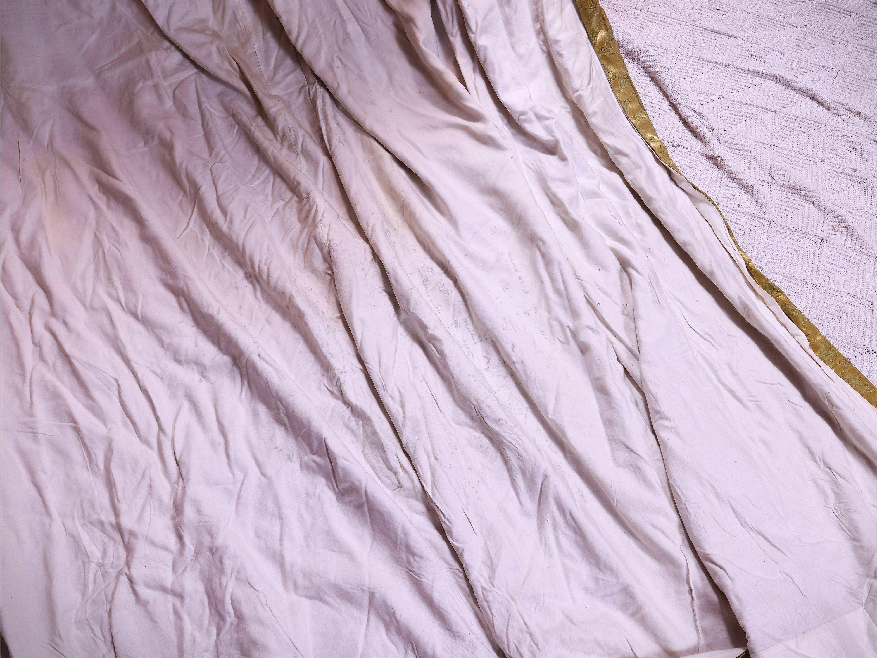 Serie di quattro tende in tessuto damascato color oro, cm 220×200