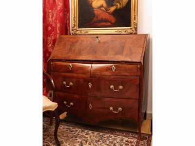 Cassettone a ribalta impiallacciato in piuma di noce, seconda metà del XIX secolo