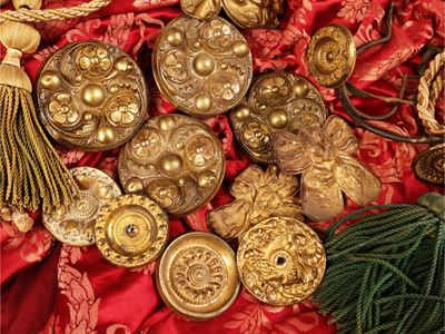 Miscellanea di ornamenti d’epoca, in lamina/te le dorate con passamanerie, XIX secolo