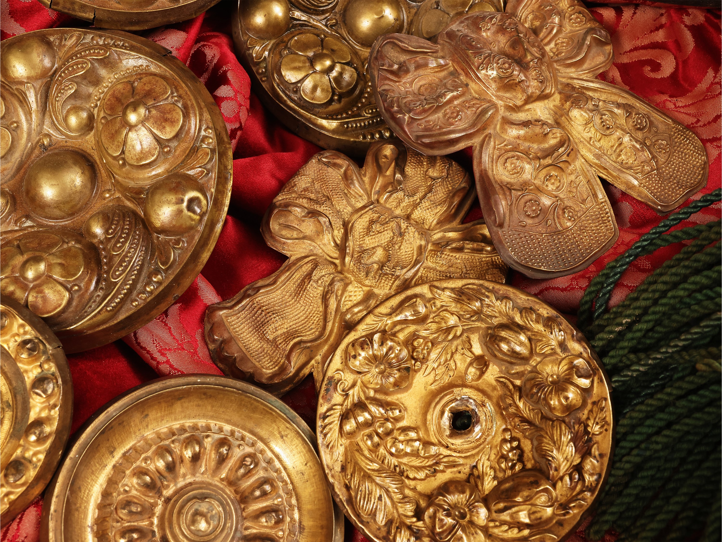 Miscellanea di ornamenti d’epoca in lamiera dorata (XIX secolo)