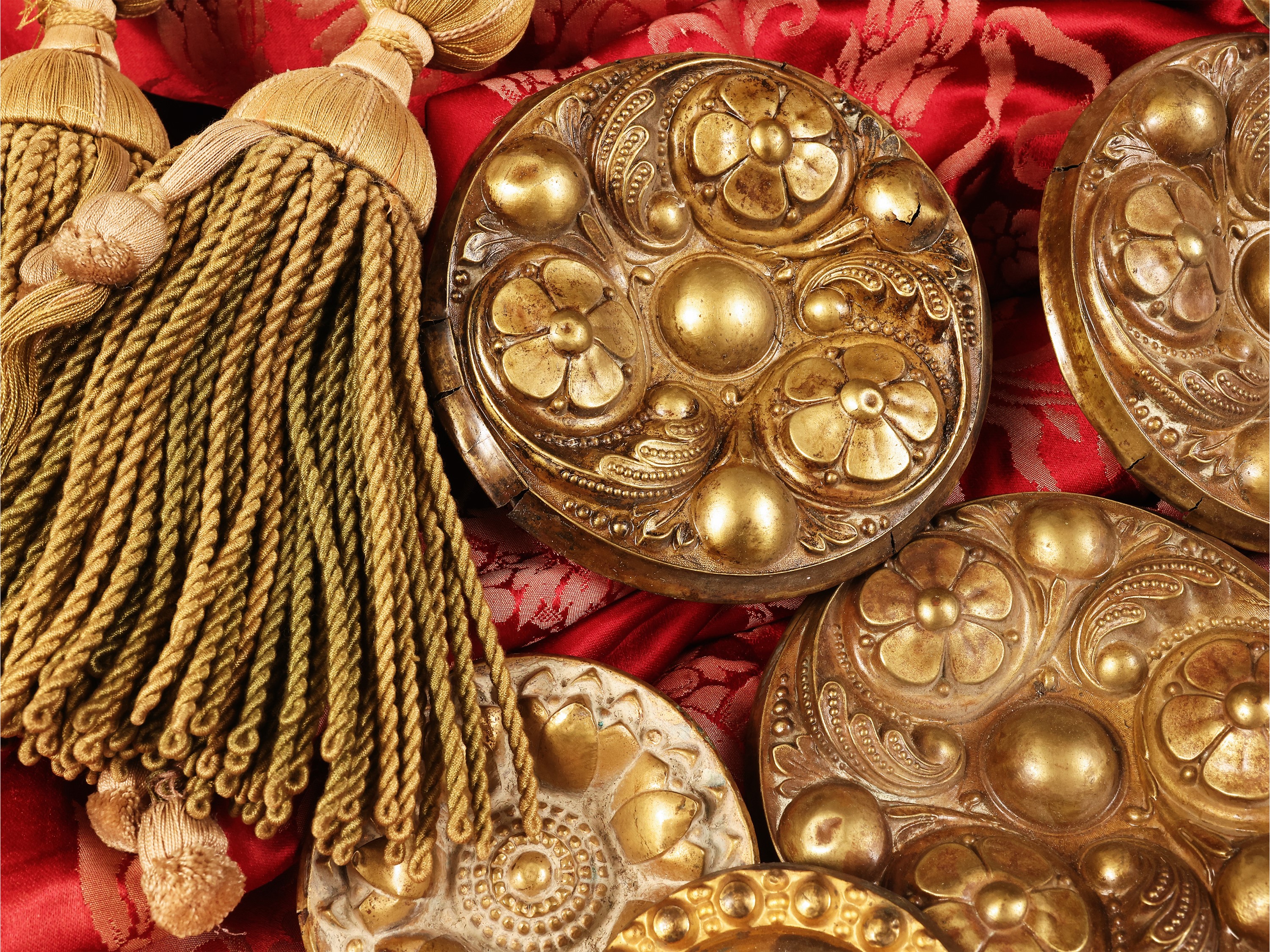 Miscellanea di ornamenti d’epoca in lamiera dorata (XIX secolo)