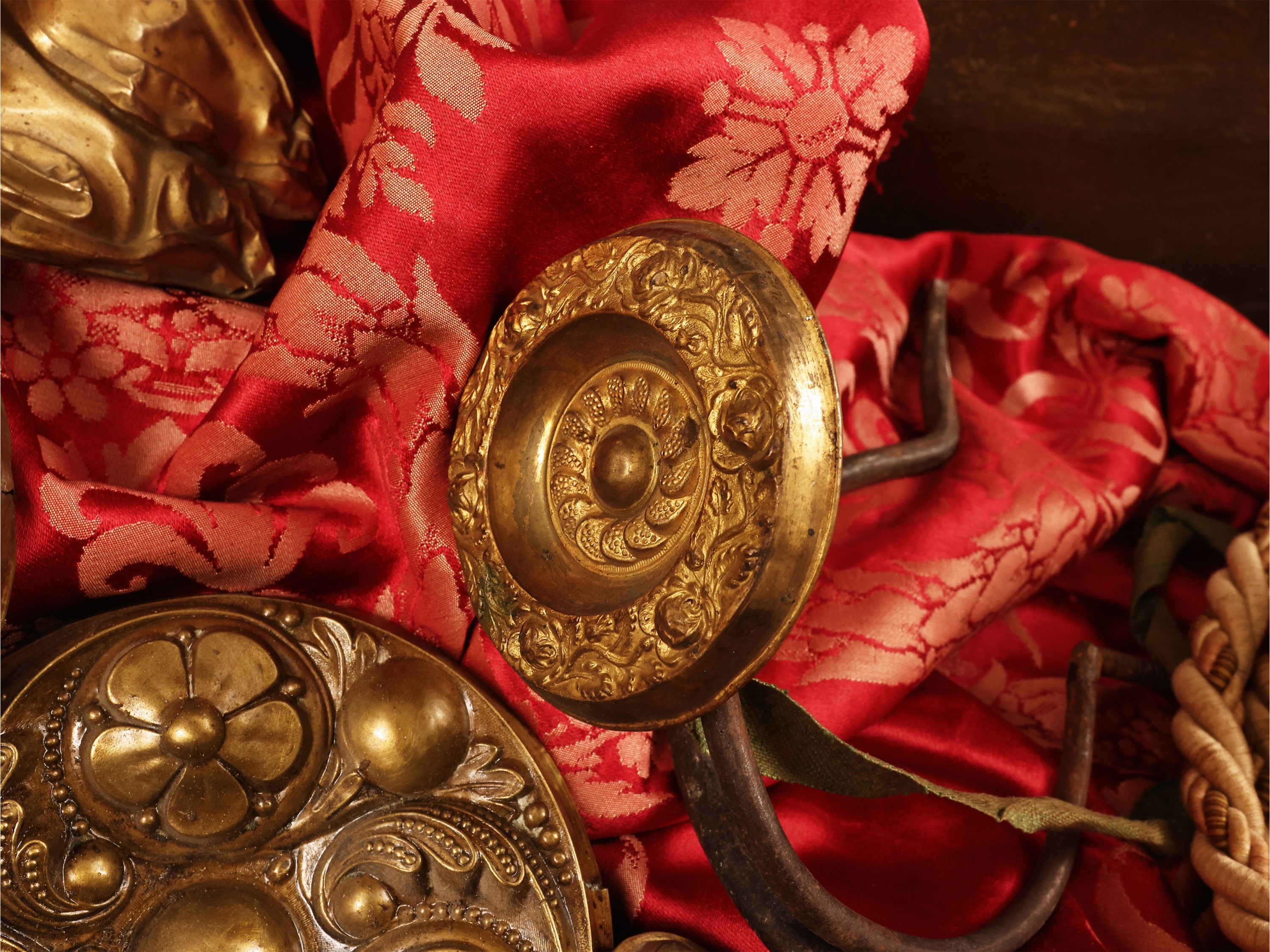 Miscellanea di ornamenti d’epoca in lamiera dorata (XIX secolo)