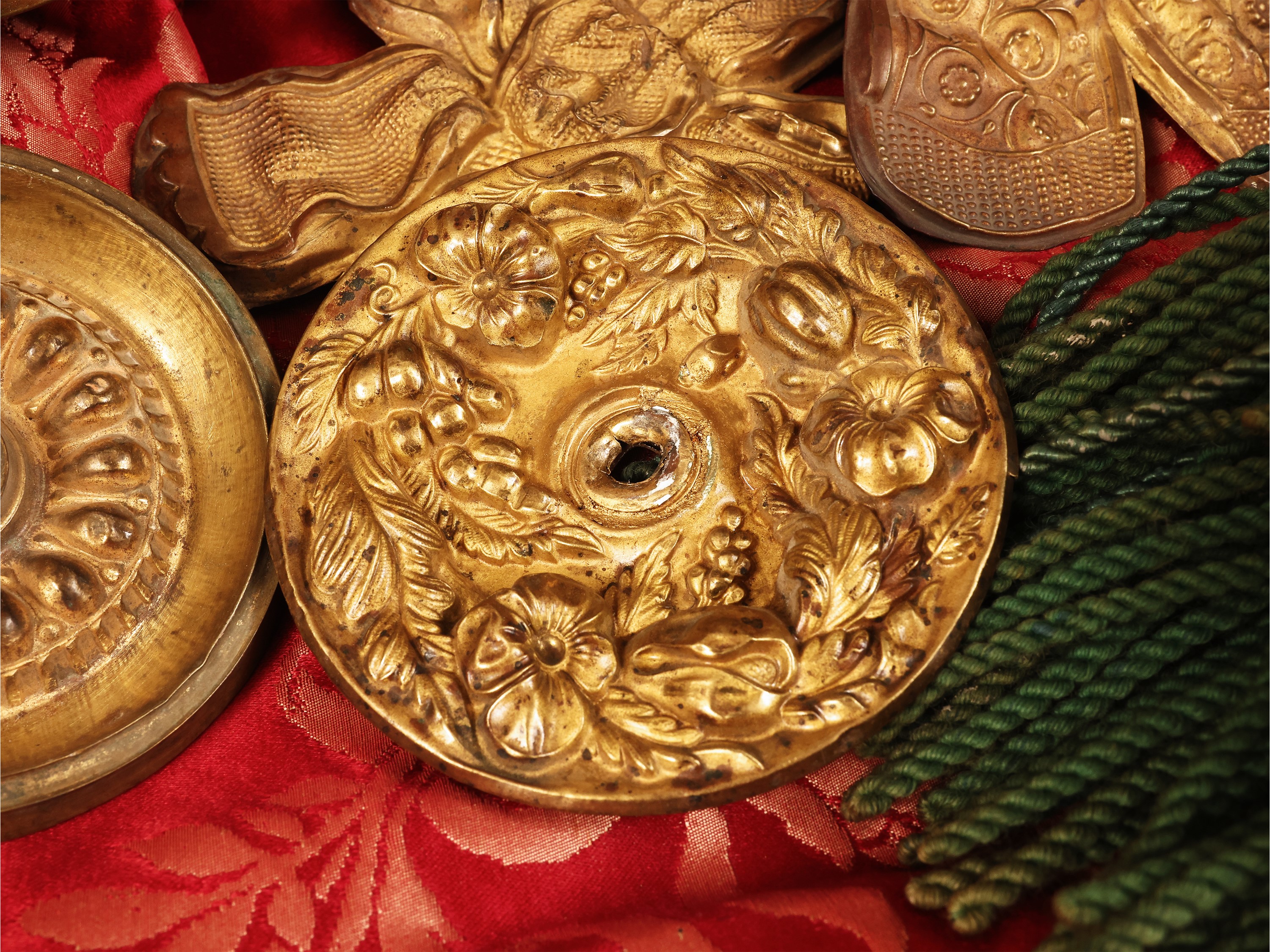 Miscellanea di ornamenti d’epoca in lamiera dorata (XIX secolo)