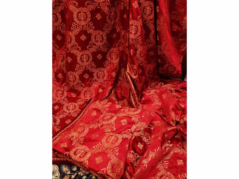 Copriletto in damasco rosso, decorazione a ghirlande intrecciate color crema
