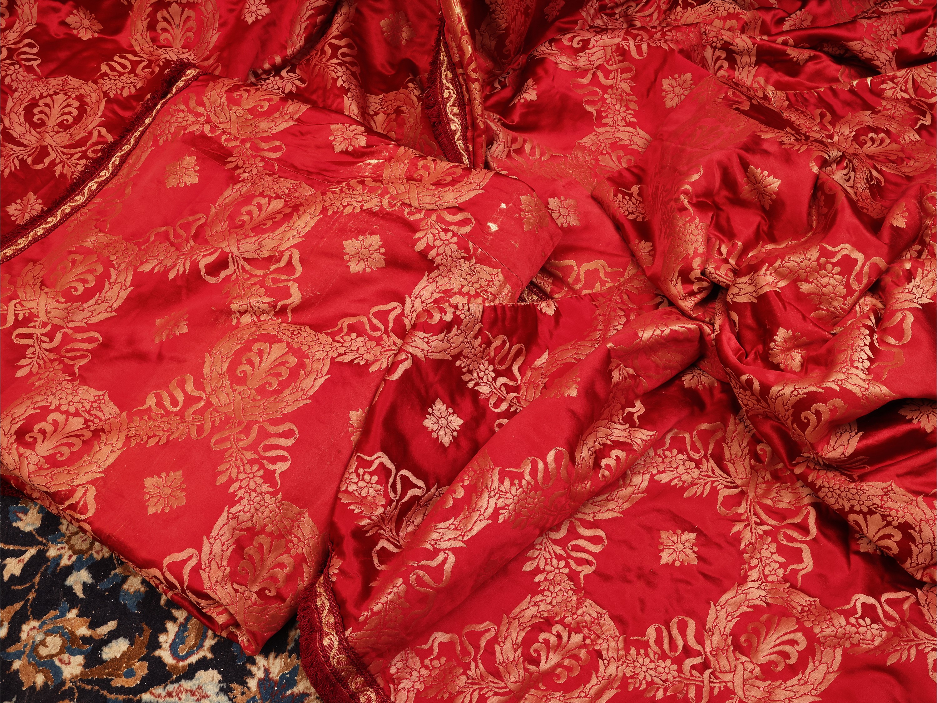 Copriletto in damasco rosso, decorazione a ghirlande intrecciate color crema