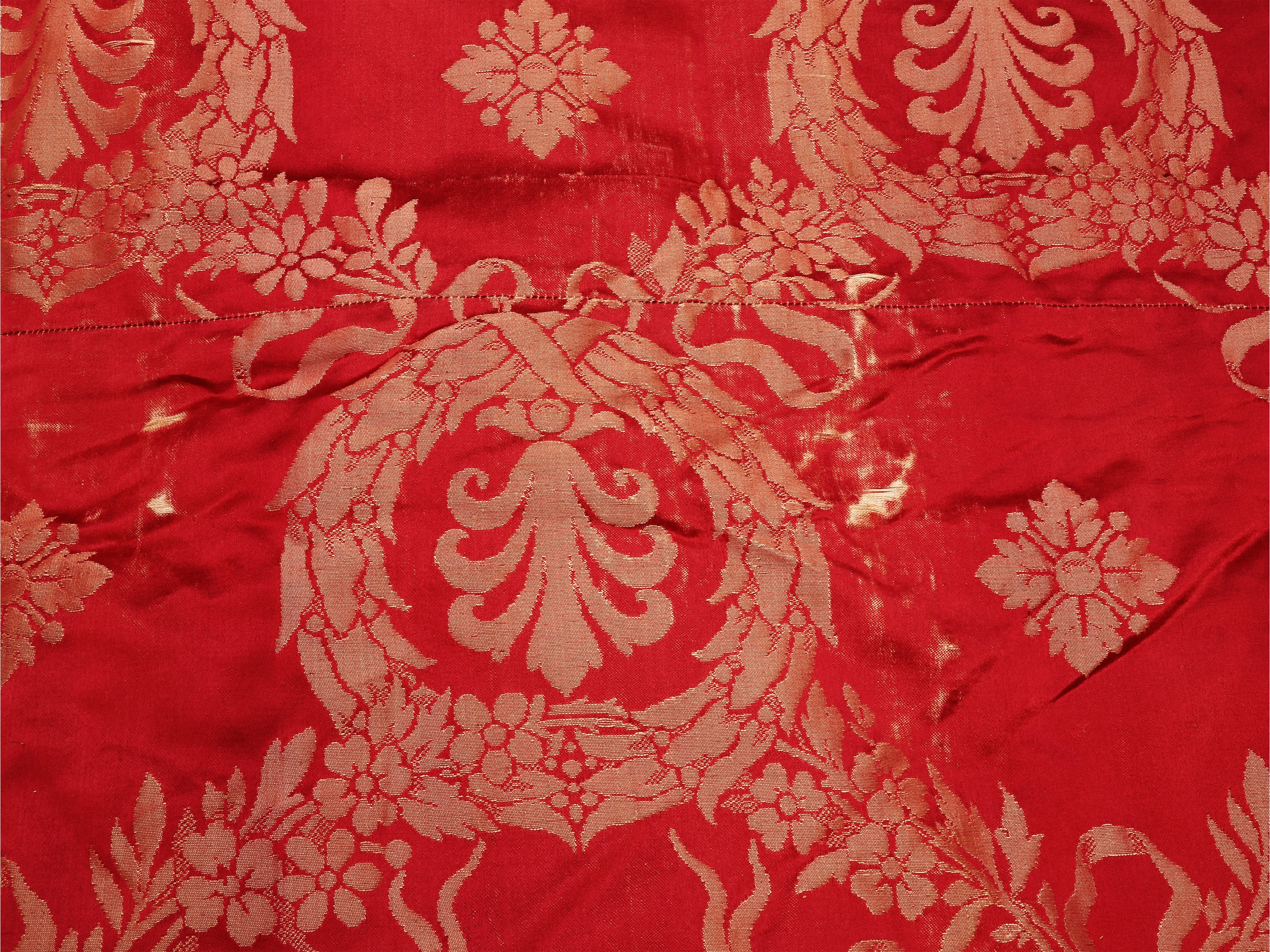 Copriletto in damasco rosso, decorazione a ghirlande intrecciate color crema