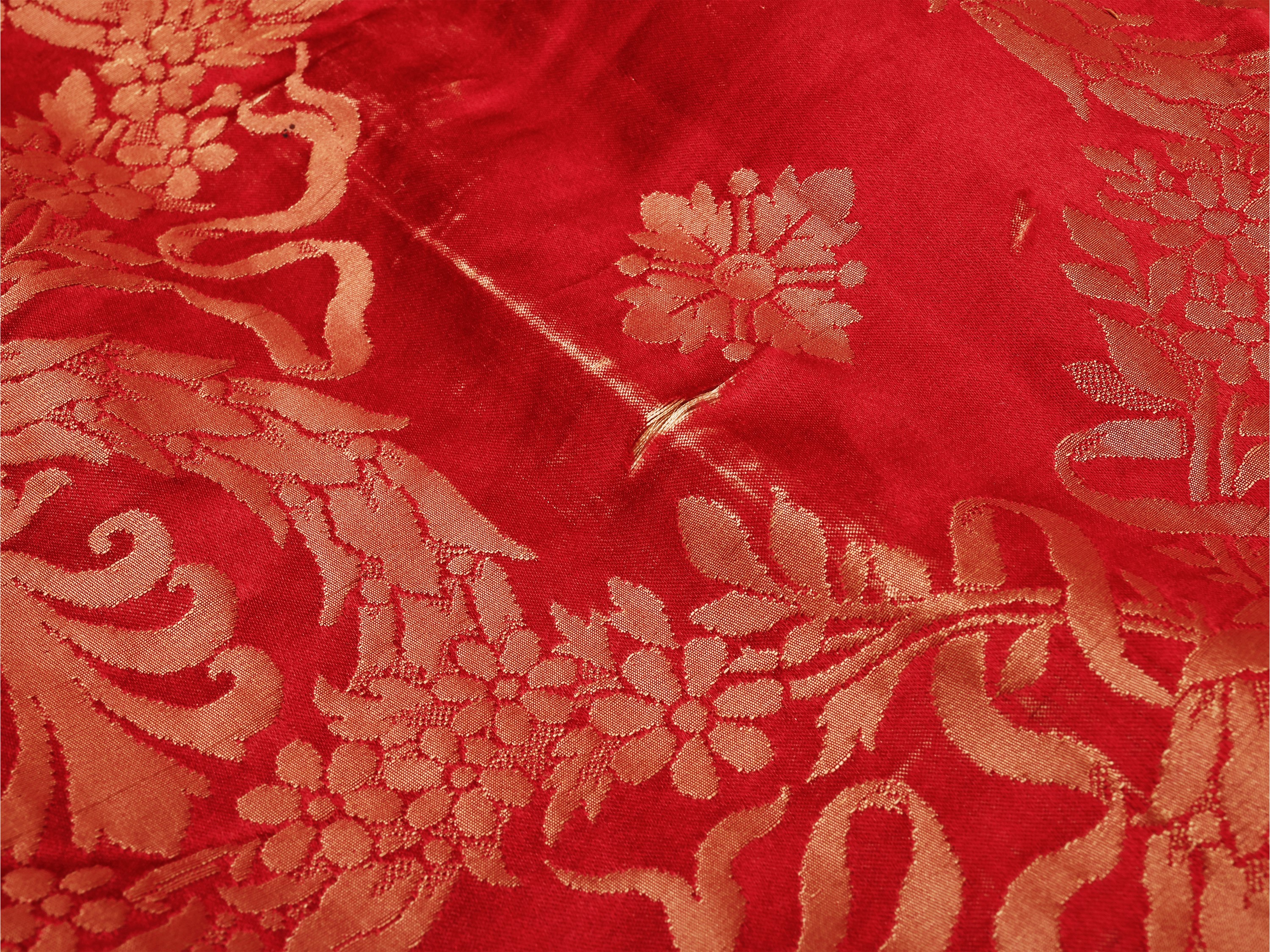 Copriletto in damasco rosso, decorazione a ghirlande intrecciate color crema