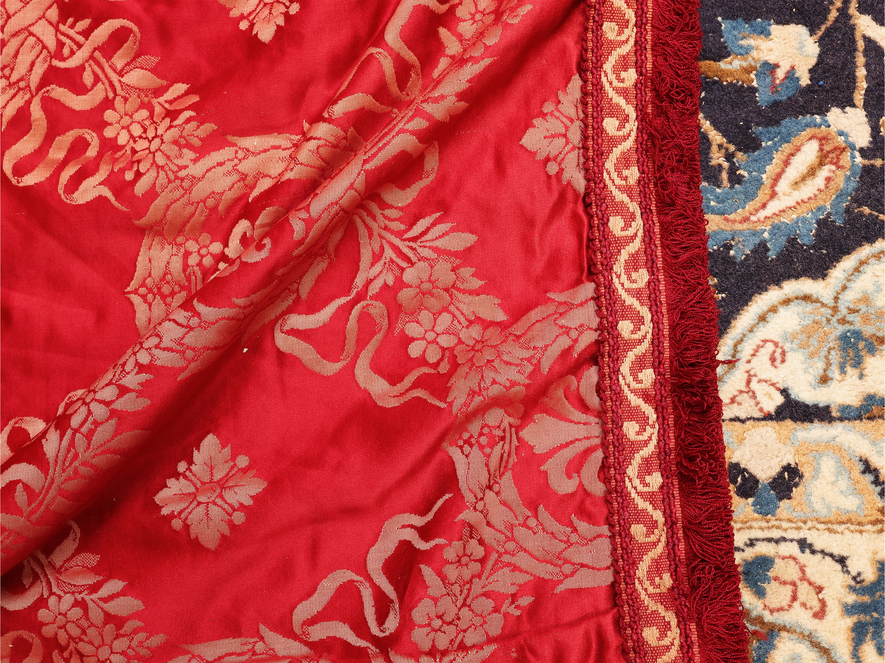 Copriletto in damasco rosso, decorazione a ghirlande intrecciate color crema