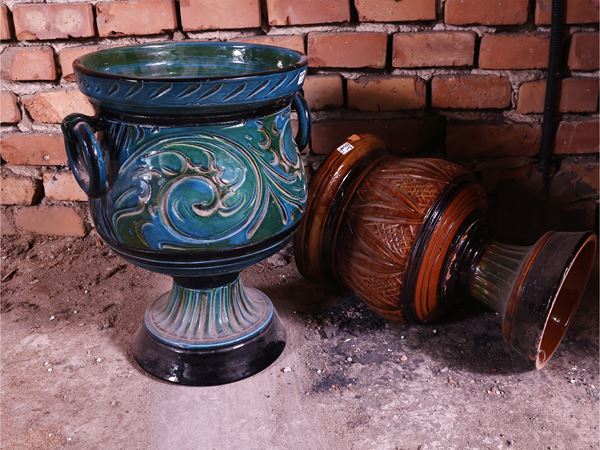 Due portavasi in terracotta smaltata
