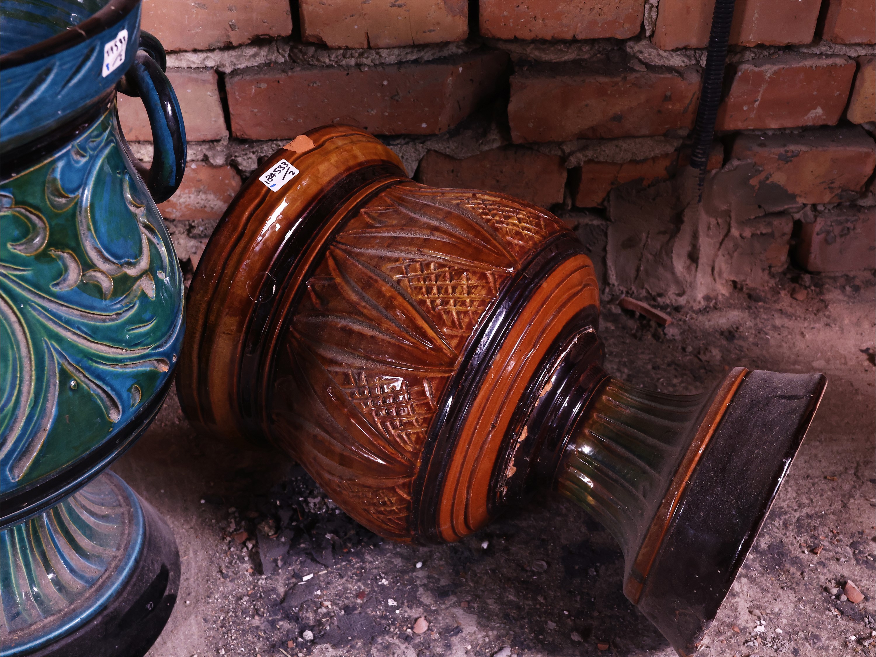 Due portavasi, terracotta smaltata