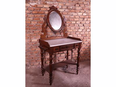 Toilette rustica in noce con specchiera a psiche ovale e piano in marmo, seconda metà del XIX sec...