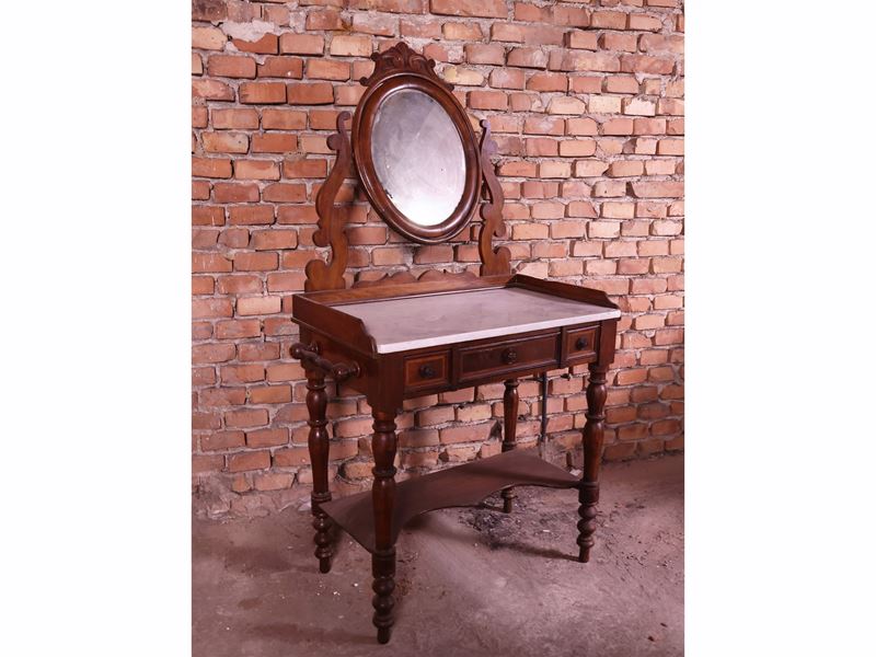 Toilette rustica in noce con specchiera a psiche ovale e piano in marmo, seconda metà del XIX sec...