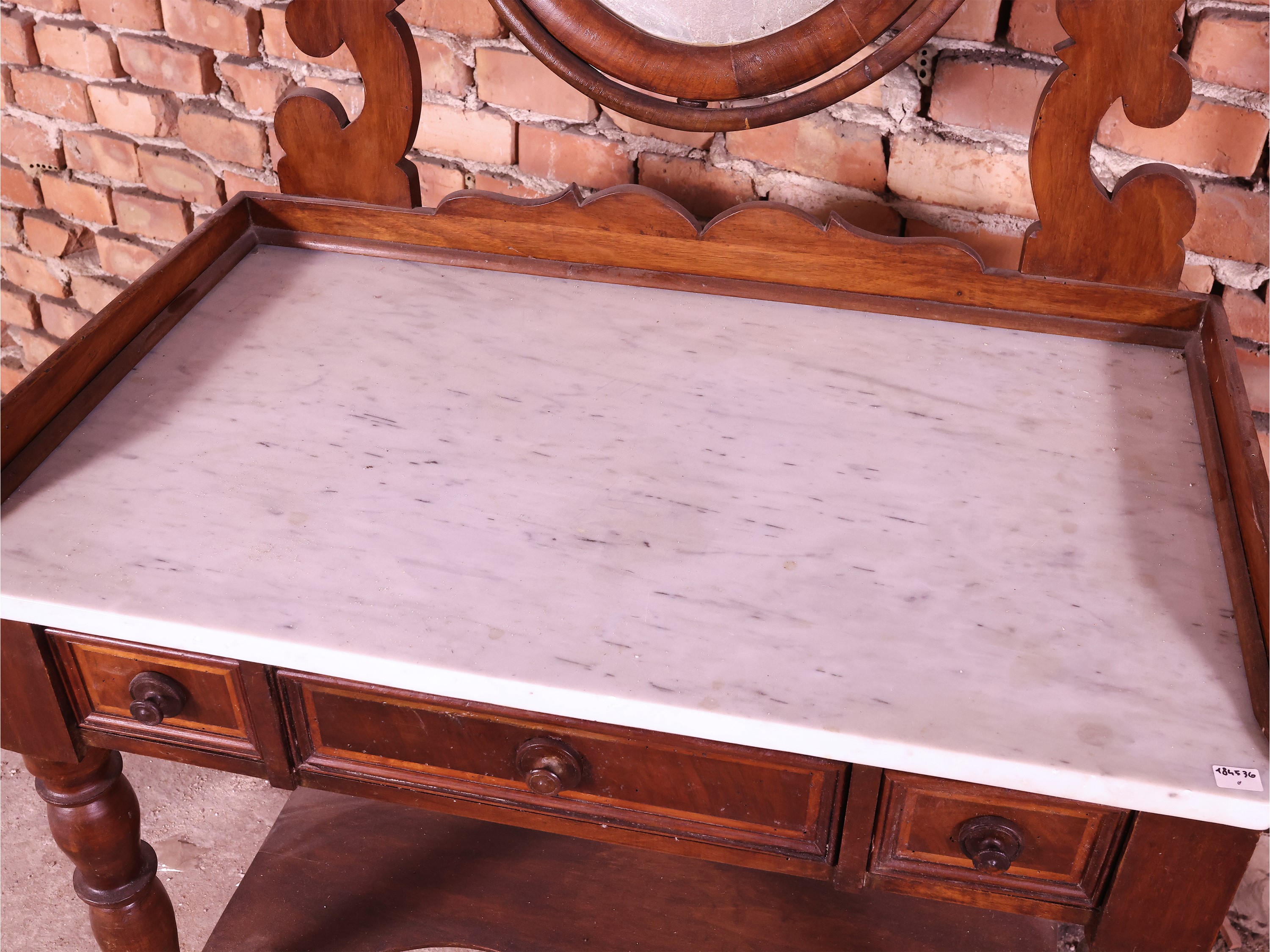 Toilette rustica in noce con specchiera a psiche ovale e piano in marmo, seconda metà del XIX sec...