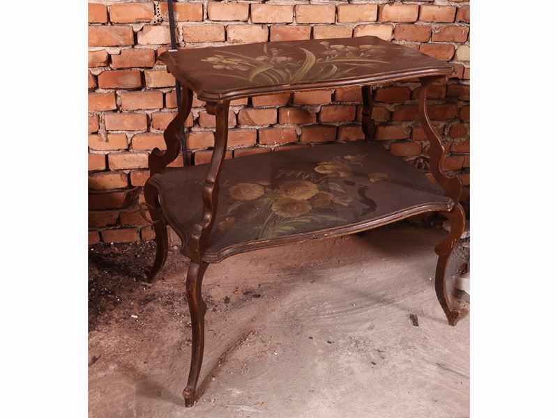 Tavolino Art Nouveau, inizio XX secolo, legno tenero con due ripiani sagomati dipinti