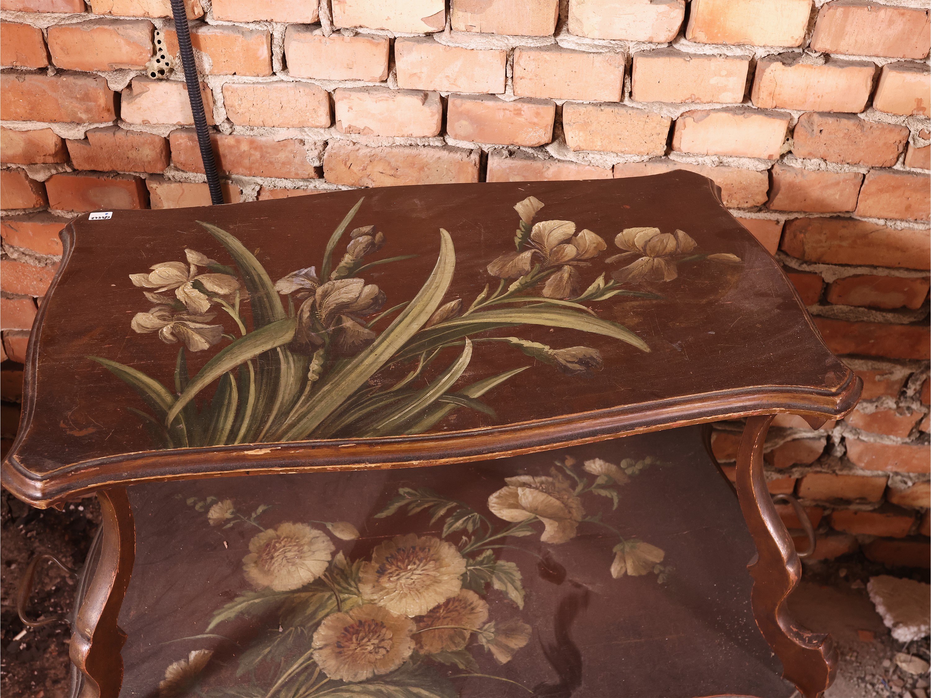 Tavolino Art Nouveau, inizio XX secolo, legno tenero con due ripiani sagomati dipinti