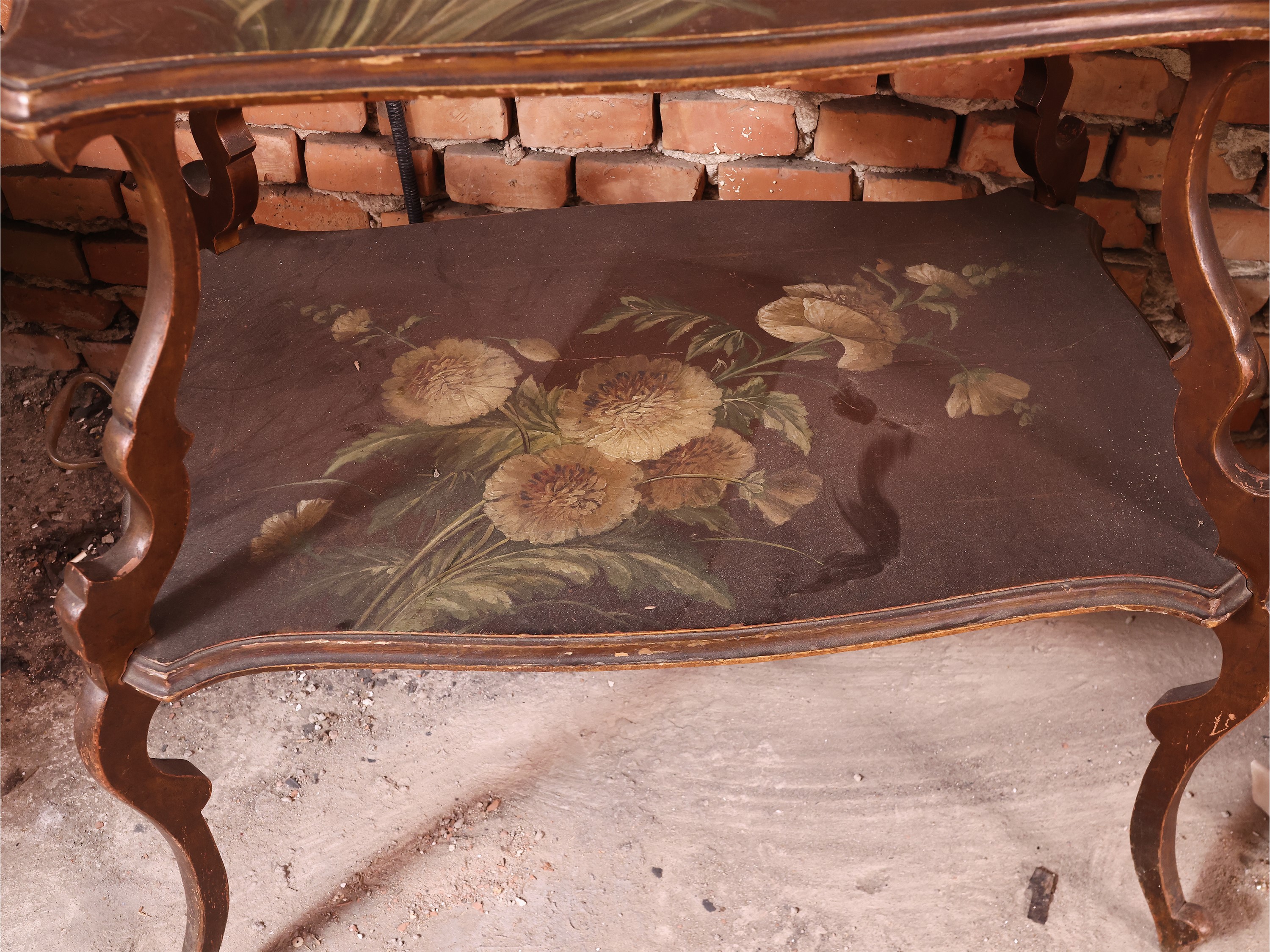 Tavolino Art Nouveau, inizio XX secolo, legno tenero con due ripiani sagomati dipinti