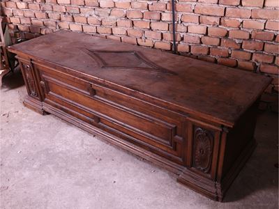 Cassapanca in noce, elementi intagliati e cornici modanate (XVII–XVIII secolo)