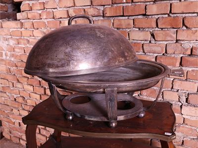 Vassoio di servizio in metallo argentato con scaldavivande e grande cloche a cupola