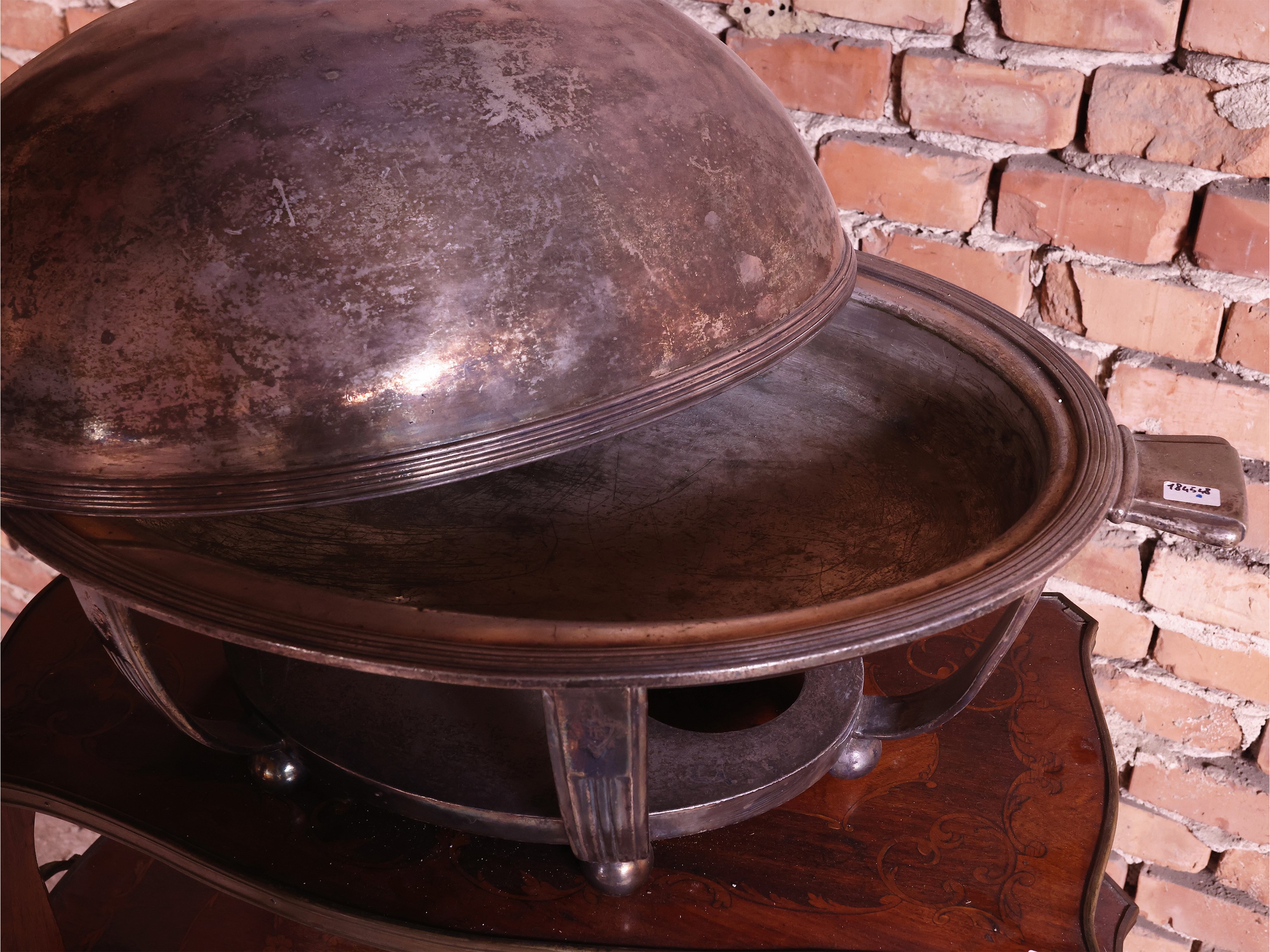 Vassoio di servizio in metallo argentato con scaldavivande e grande cloche a cupola