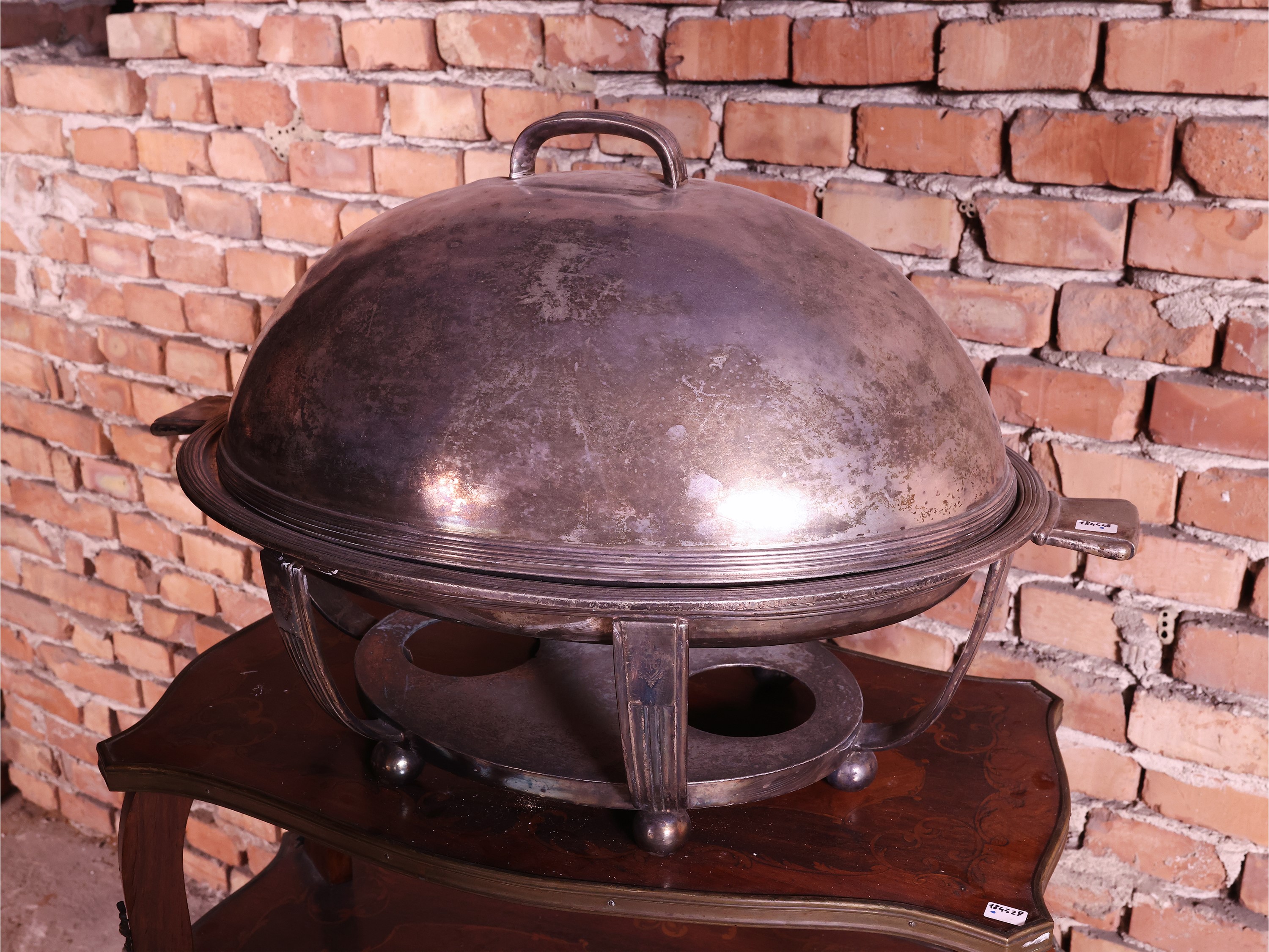 Vassoio di servizio in metallo argentato con scaldavivande e grande cloche a cupola