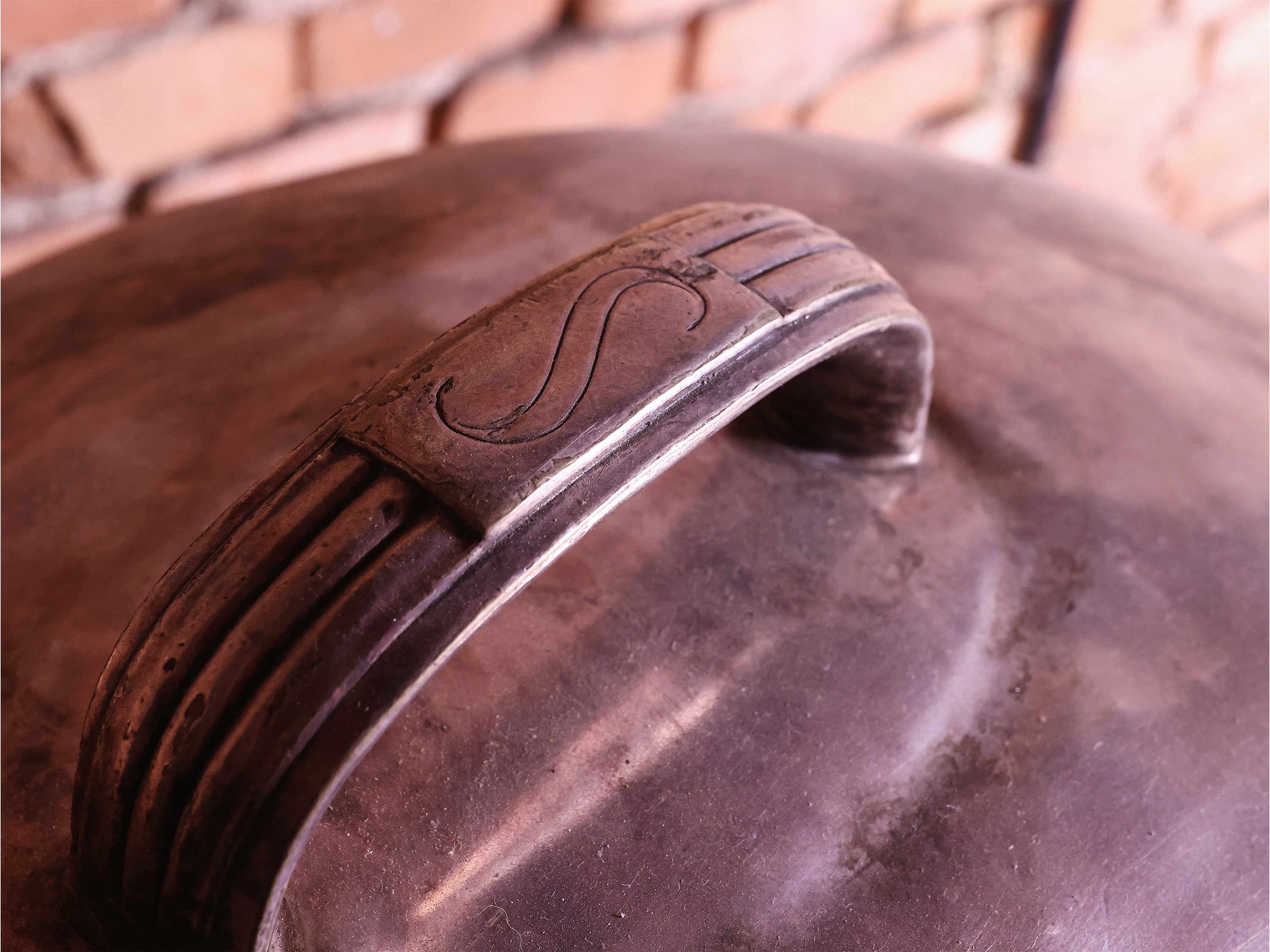 Vassoio di servizio in metallo argentato con scaldavivande e grande cloche a cupola