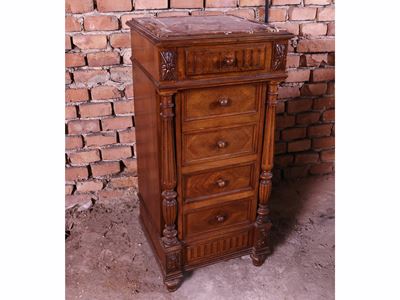 Comodino in noce, intagli neorinascimentali, piano in marmo rosso (fine XIX secolo)