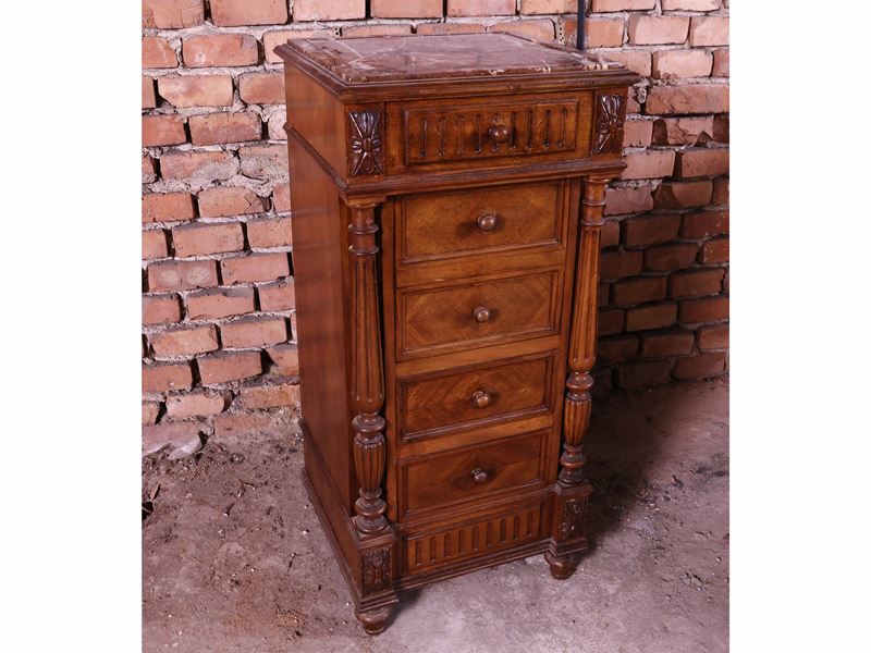 Comodino neorinascimentale in noce con piano in marmo rosso, fine XIX secolo