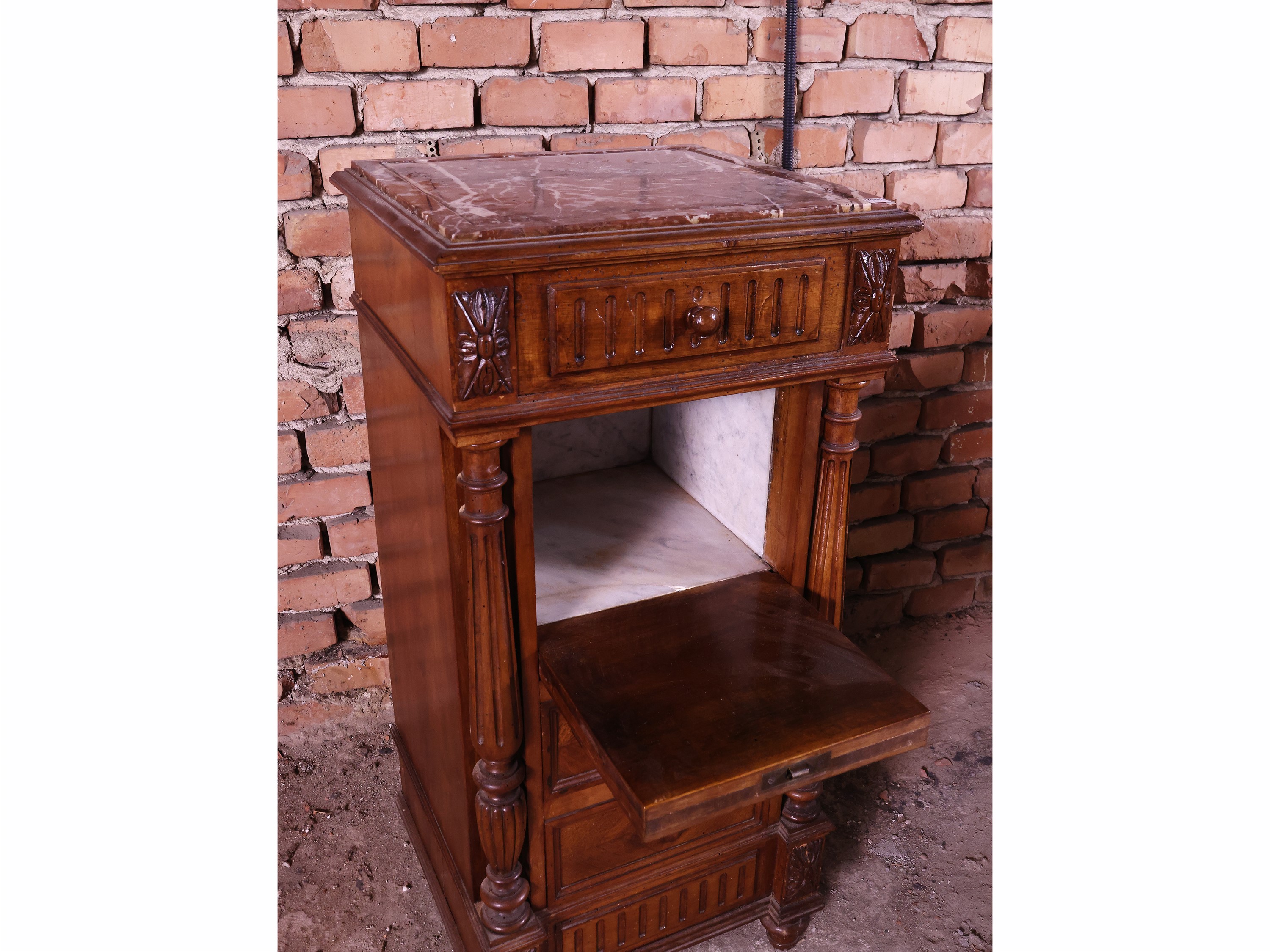 Comodino neorinascimentale in noce con piano in marmo rosso, fine XIX secolo