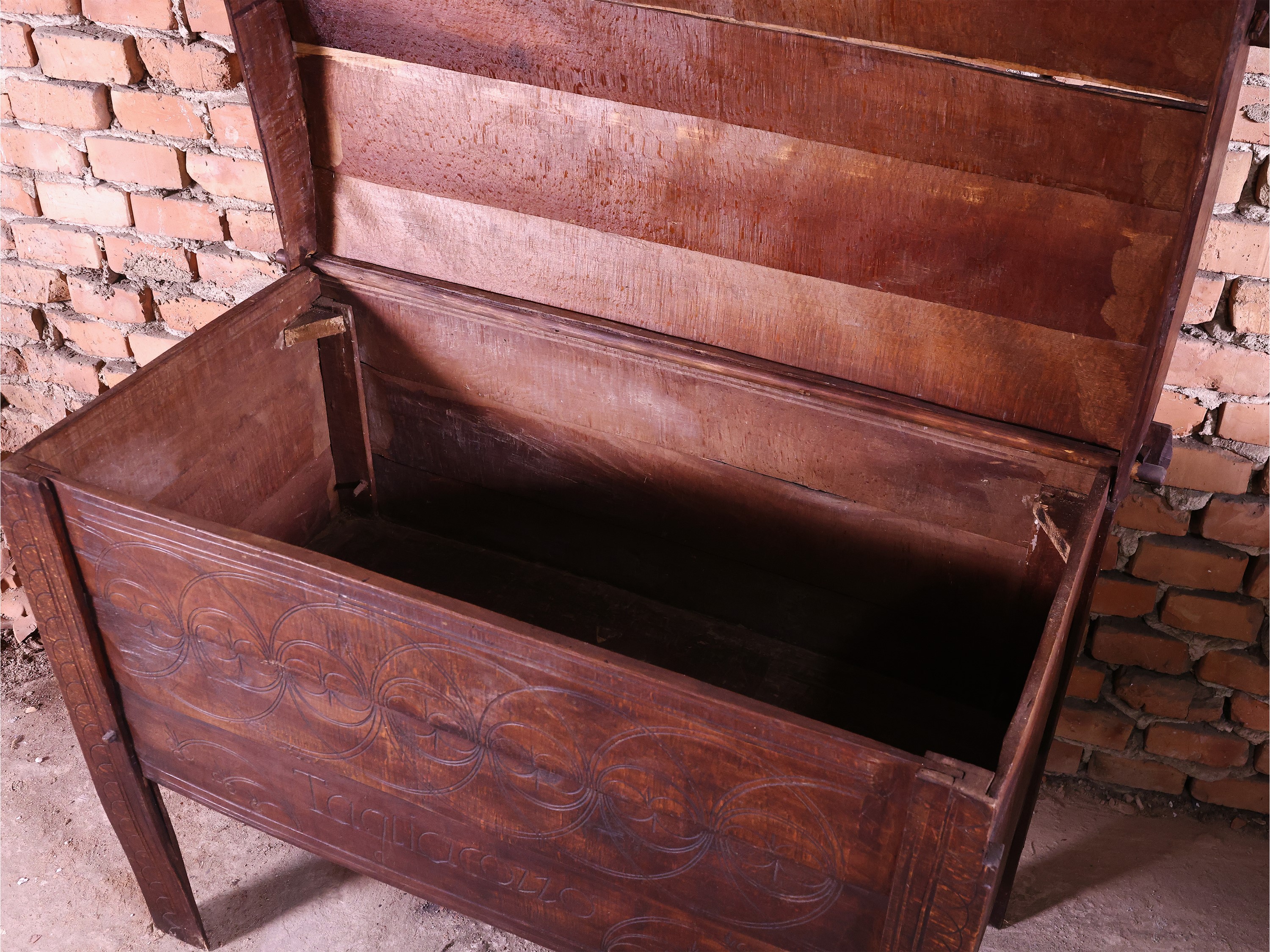 XIX secolo, Cassone nuziale popolare in legno tenero inciso con motivi geometrici