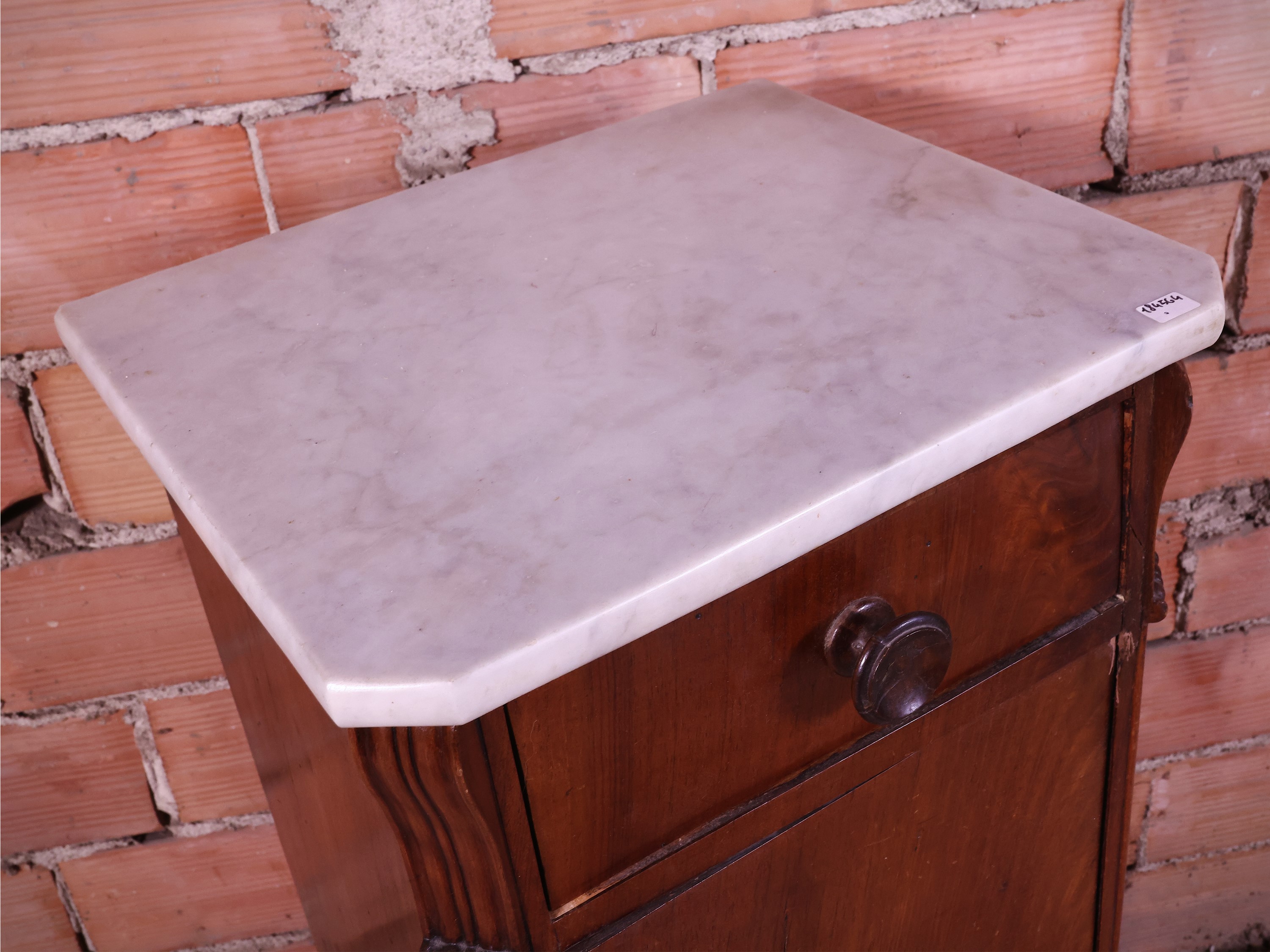 Comodino a colonna impiallacciato in ciliegio, piano in marmo bianco, inizio XIX secolo