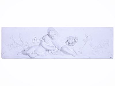 Fregio decorativo in gesso con putti festanti a bassorilievo