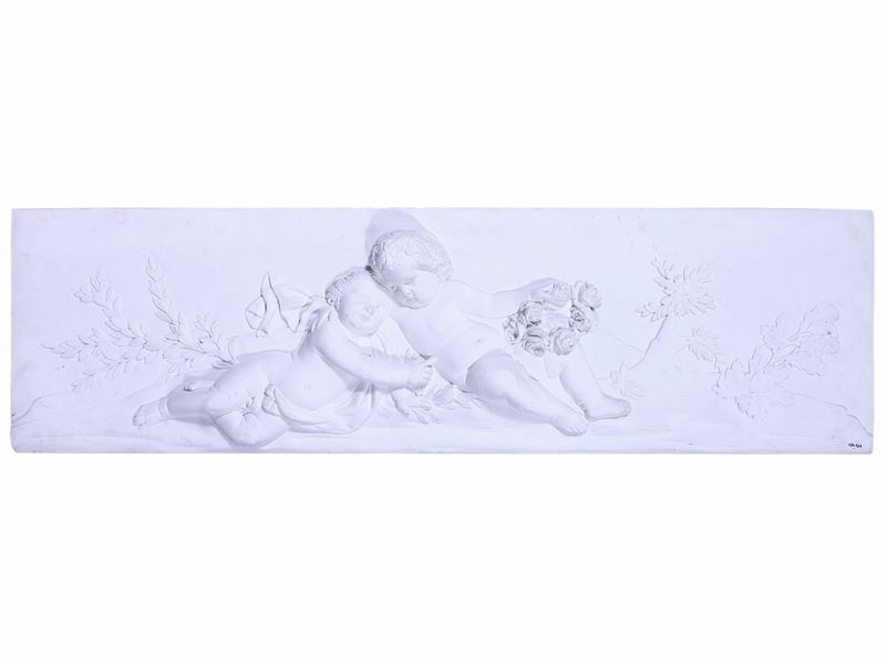 Fregio decorativo in gesso con putti festanti a bassorilievo