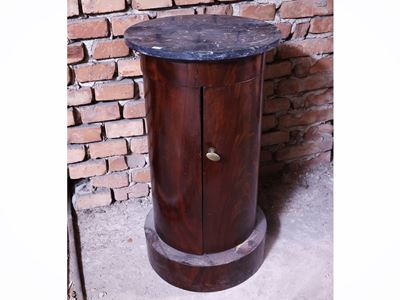 Comodino a colonna in piuma di mogano, piano circolare in marmo nero e sportello, inizio XIX seco...