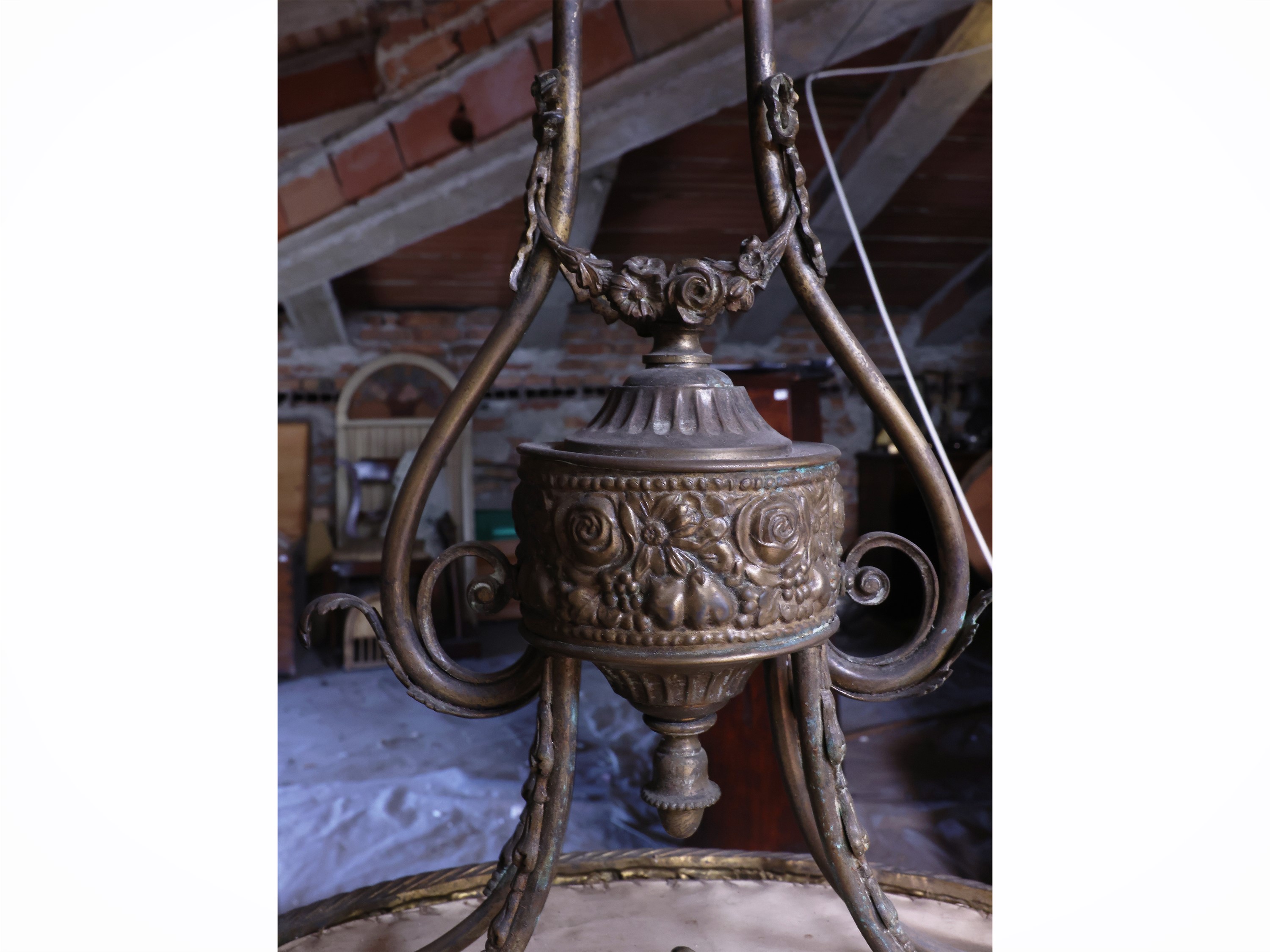 Lampadario in lamiera dorata, ovale, sbalzato con motivi floreali e putti