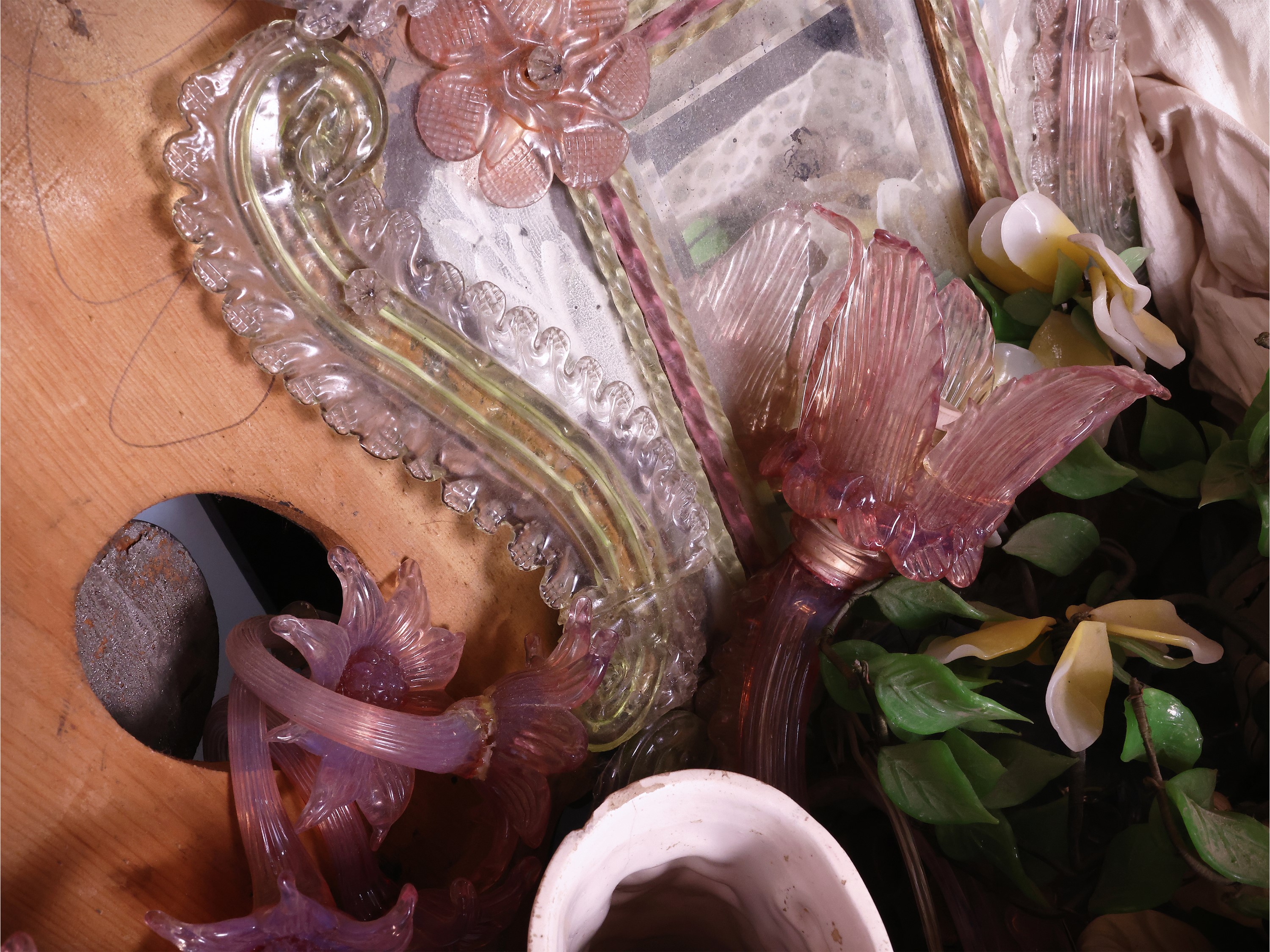 Assortimento di complementi in vetro di Murano, con due piccole cornici
