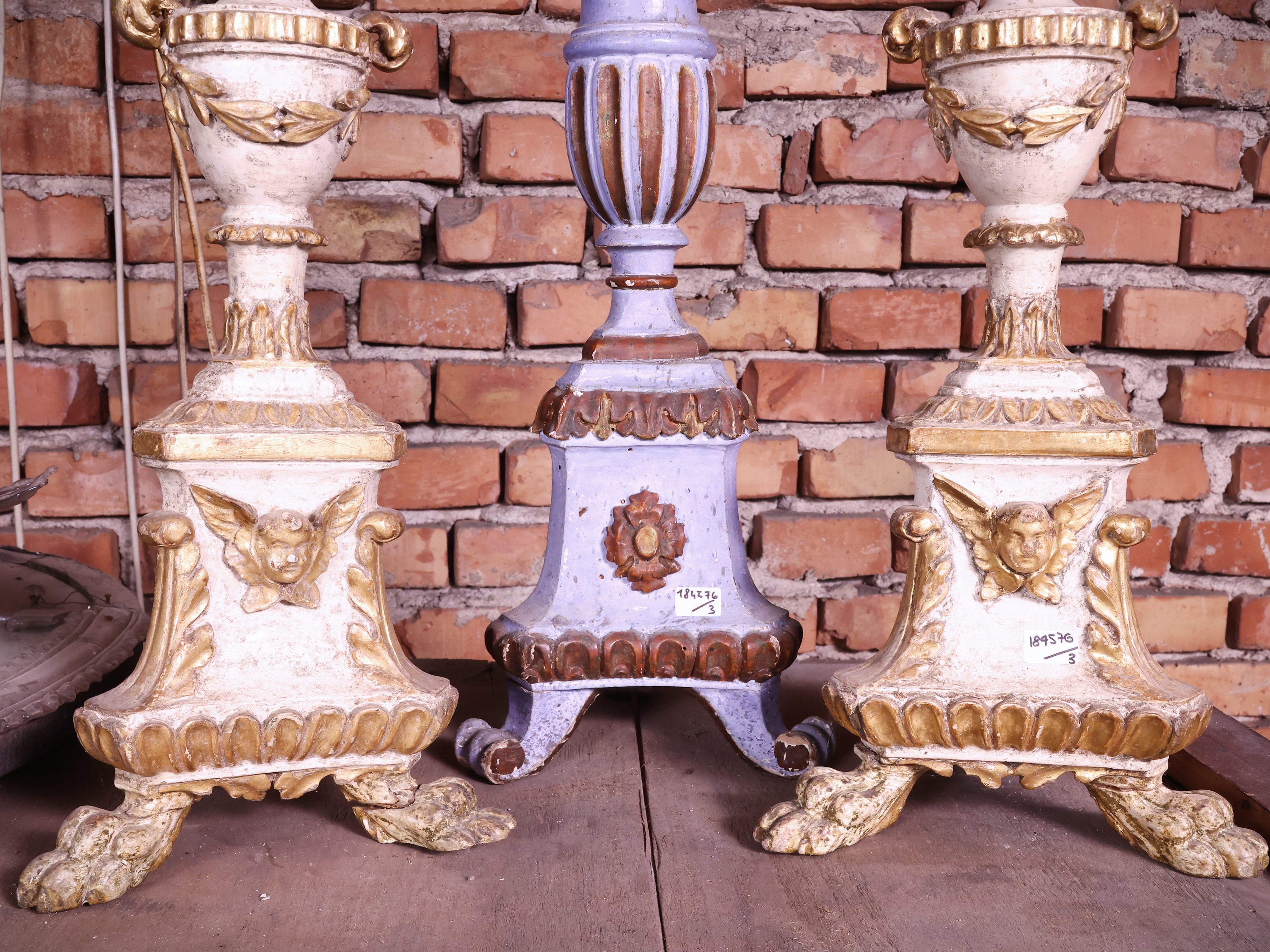 Coppia di torciere in legno laccato bianco, XVIII/XIX secolo