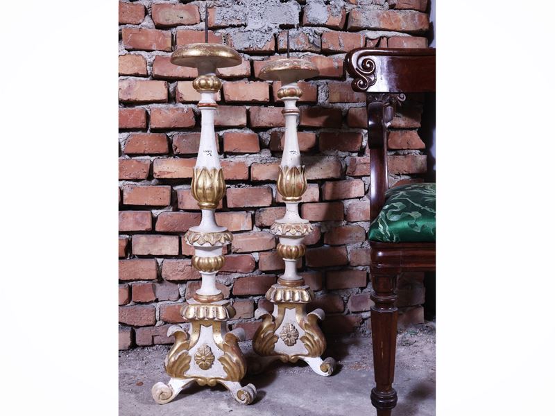 Coppia di torciere in legno laccato bianco lumeggiate in oro, XVIII secolo