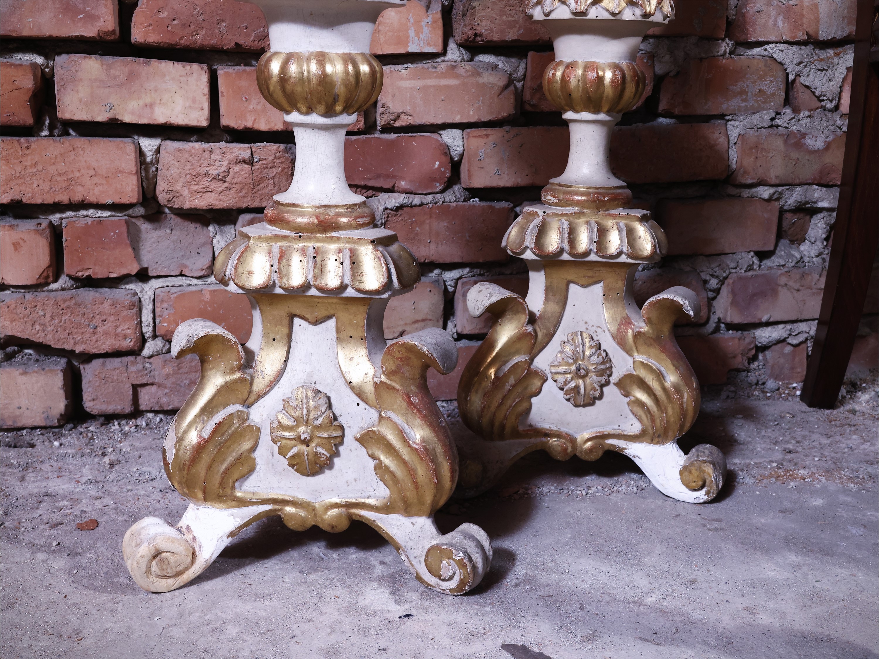 Coppia di torciere in legno laccato bianco lumeggiate in oro, XVIII secolo